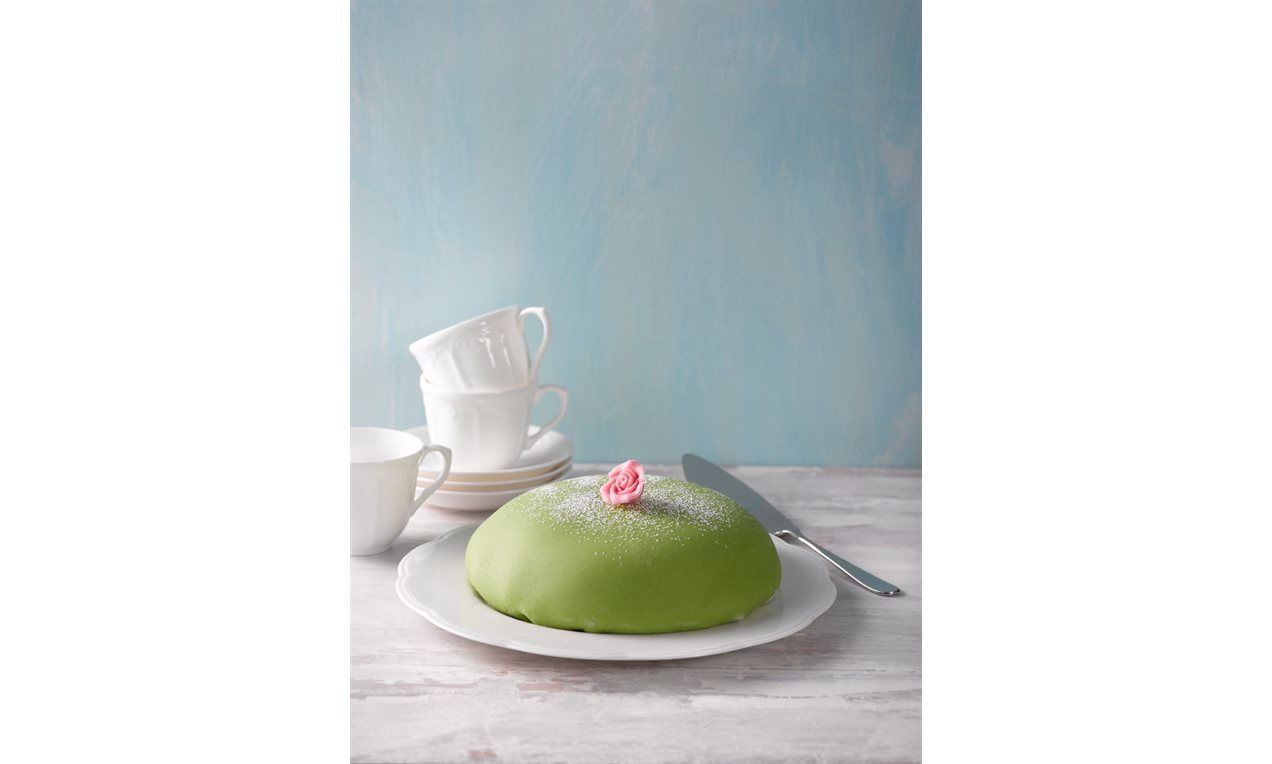 vaaleanpunainen sokerimassaruusu kakun päällä