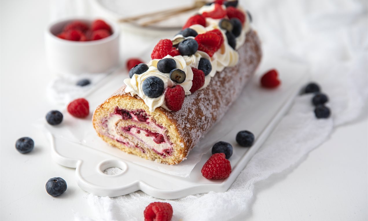 Puutarhan marjat -kääretorttu
