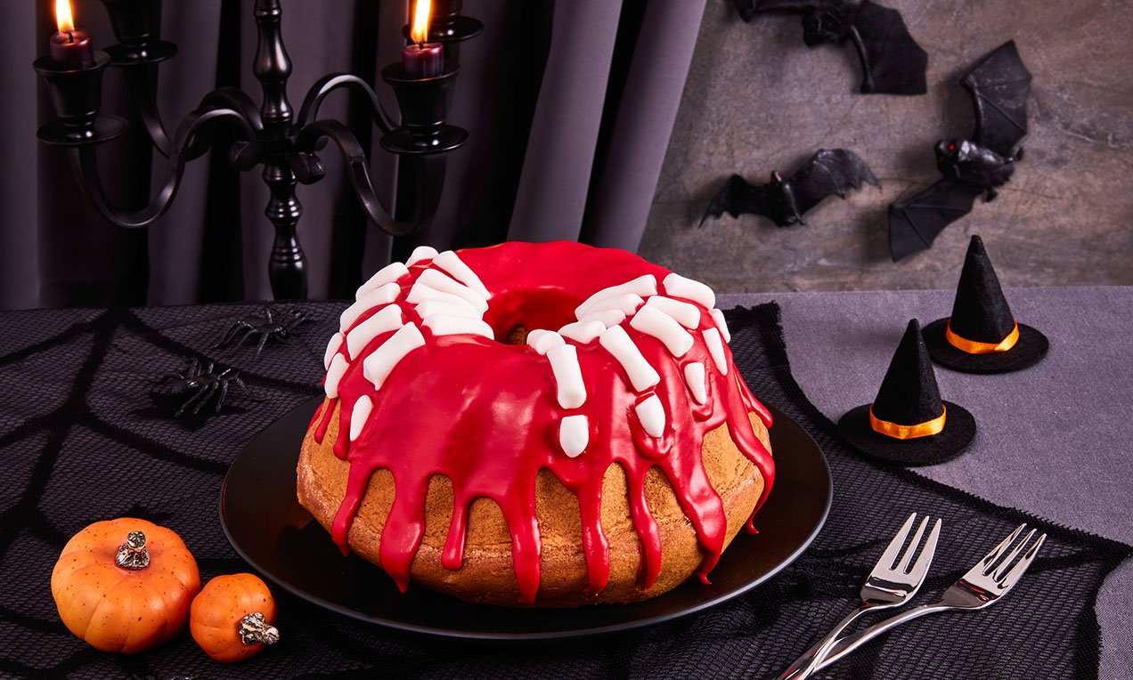 Halloween-kakku karmivanpunaisella kuorrutteella