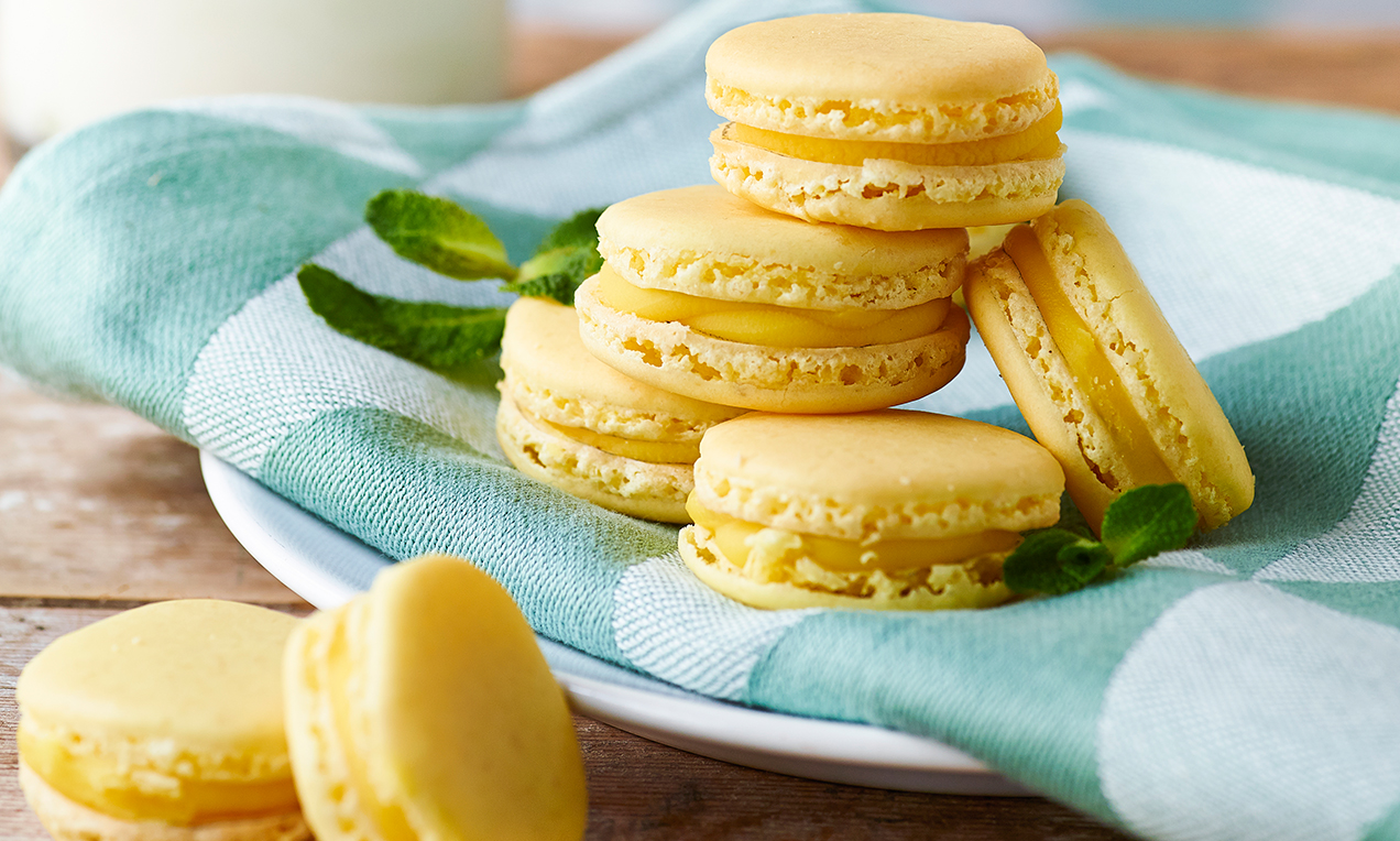 Macaron-leivokset sitruunatäytteellä