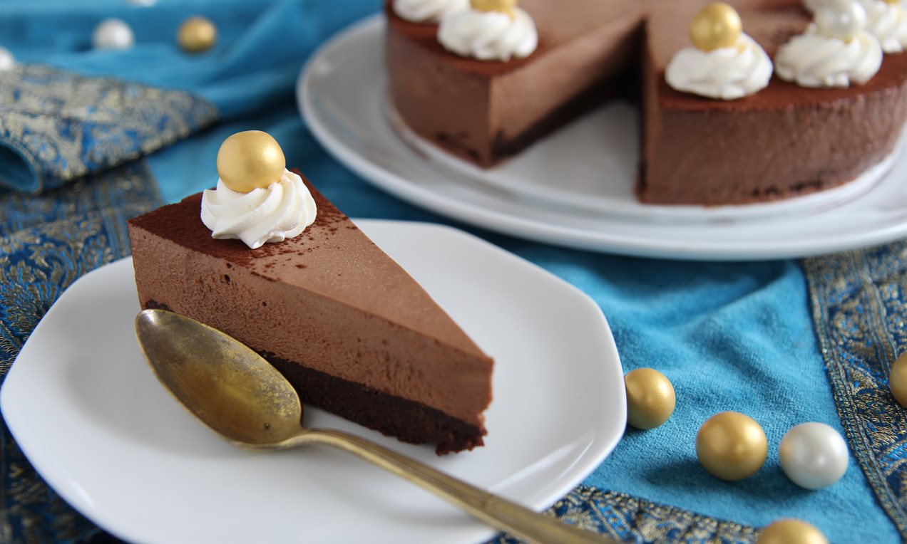 Suklaamoussekakku browniepohjalla
