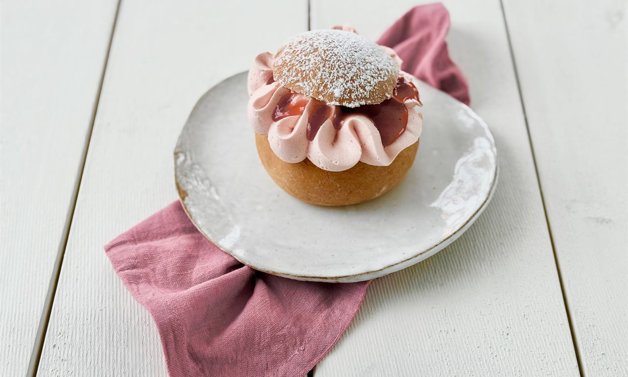 Laskiaispulla mansikkatäytteellä